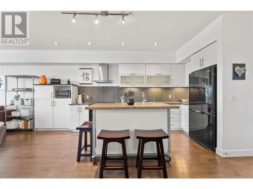 700 Martin Avenue Unit# 307, Kelowna, BC - Indoor Photo Showing Kitchen With Upgraded Kitchen