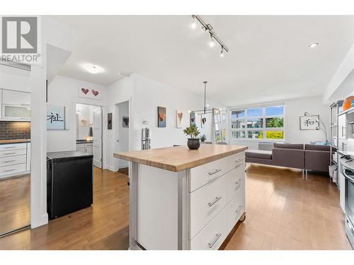 700 Martin Avenue Unit# 307, Kelowna, BC - Indoor Photo Showing Kitchen