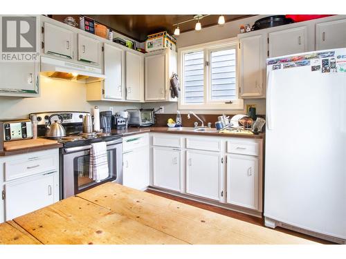 1852 Corbin Place, Revelstoke, BC - Indoor Photo Showing Kitchen With Double Sink