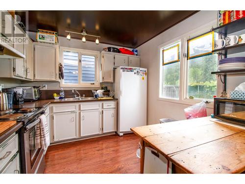 1852 Corbin Place, Revelstoke, BC - Indoor Photo Showing Kitchen With Double Sink