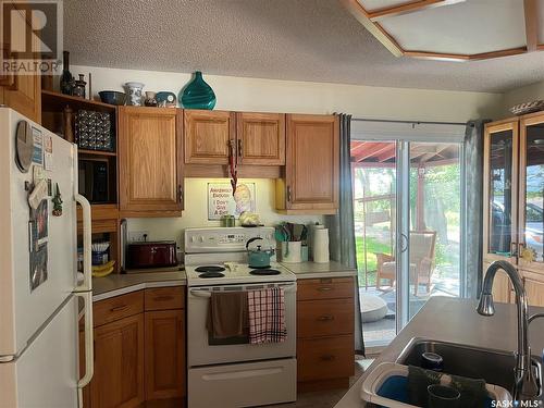 462 Osborne Avenue, Regina Beach, SK - Indoor Photo Showing Kitchen With Double Sink