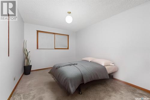 130 Athabasca Street W, Moose Jaw, SK - Indoor Photo Showing Bedroom