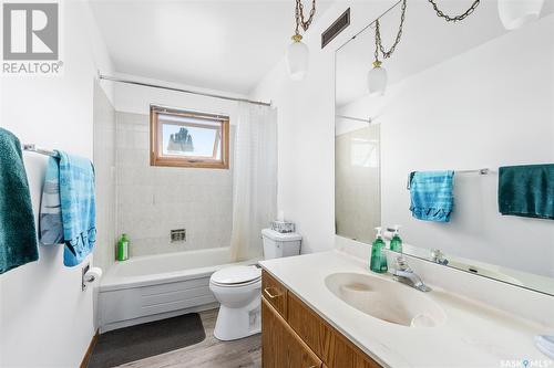 130 Athabasca Street W, Moose Jaw, SK - Indoor Photo Showing Bathroom