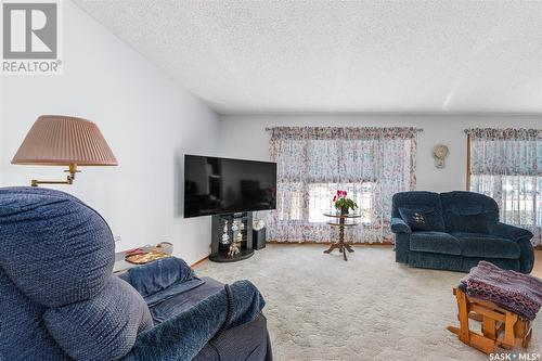 130 Athabasca Street W, Moose Jaw, SK - Indoor Photo Showing Living Room