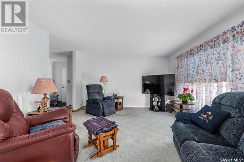 130 Athabasca Street W, Moose Jaw, SK - Indoor Photo Showing Living Room