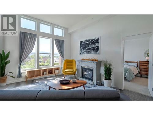 1775 Chapman Place Unit# Ph25, Kelowna, BC - Indoor Photo Showing Living Room With Fireplace