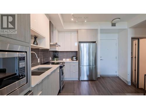 1775 Chapman Place Unit# Ph25, Kelowna, BC - Indoor Photo Showing Kitchen With Double Sink With Upgraded Kitchen