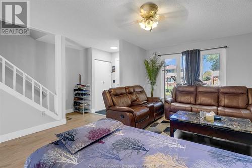 9369 Ryerson Road, Windsor, ON - Indoor Photo Showing Living Room