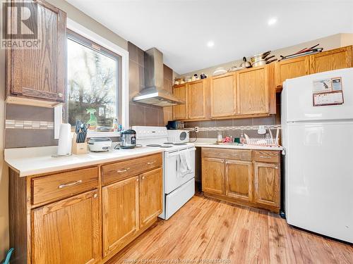 564 Curry Avenue, Windsor, ON - Indoor Photo Showing Kitchen