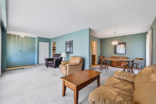 70 Glen Castle Drive, Hamilton, ON - Indoor Photo Showing Living Room