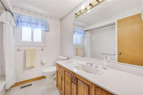 70 Glen Castle Drive, Hamilton, ON - Indoor Photo Showing Bathroom