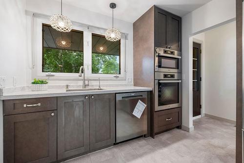 330 Ofield Road S, Dundas, ON - Indoor Photo Showing Kitchen