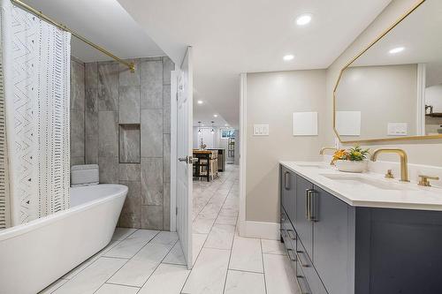 330 Ofield Road S, Dundas, ON - Indoor Photo Showing Bathroom