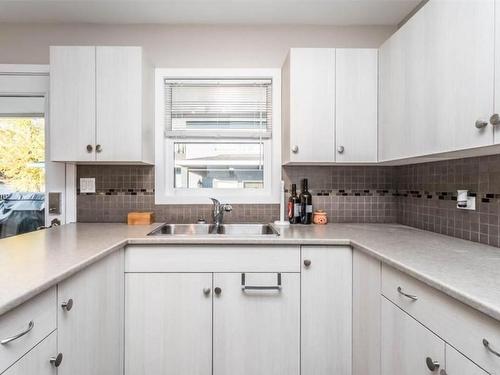 930-932 Lawson Avenue, Kelowna, BC - Indoor Photo Showing Kitchen With Double Sink