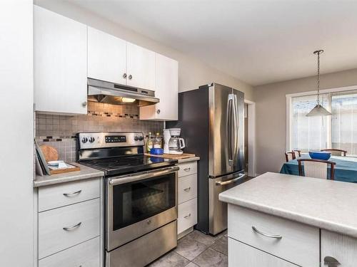 930-932 Lawson Avenue, Kelowna, BC - Indoor Photo Showing Kitchen