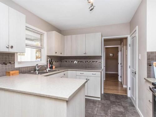 930-932 Lawson Avenue, Kelowna, BC - Indoor Photo Showing Kitchen