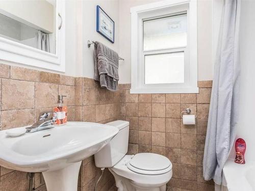 930-932 Lawson Avenue, Kelowna, BC - Indoor Photo Showing Bathroom