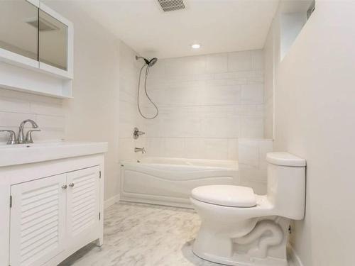 930-932 Lawson Avenue, Kelowna, BC - Indoor Photo Showing Bathroom