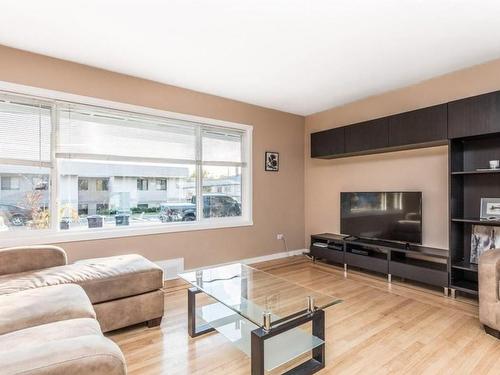 930-932 Lawson Avenue, Kelowna, BC - Indoor Photo Showing Living Room