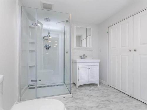 930-932 Lawson Avenue, Kelowna, BC - Indoor Photo Showing Bathroom