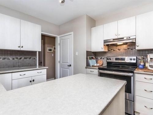 930-932 Lawson Avenue, Kelowna, BC - Indoor Photo Showing Kitchen