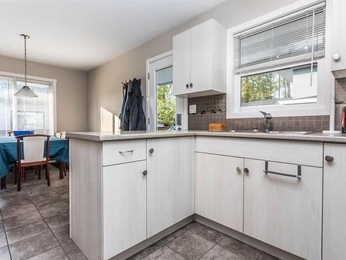 930-932 Lawson Avenue, Kelowna, BC - Indoor Photo Showing Kitchen