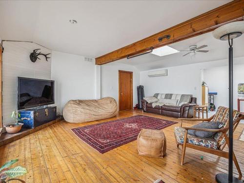 2660 Dubbin Road, Kelowna, BC - Indoor Photo Showing Living Room