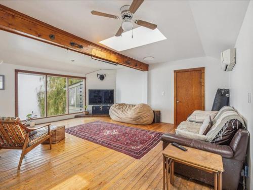 2660 Dubbin Road, Kelowna, BC - Indoor Photo Showing Living Room