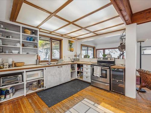 2660 Dubbin Road, Kelowna, BC - Indoor Photo Showing Kitchen With Double Sink