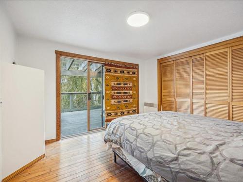 2660 Dubbin Road, Kelowna, BC - Indoor Photo Showing Bedroom