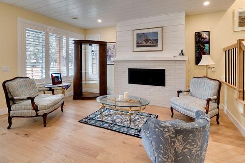 2-935 Borden Avenue, Kelowna, BC - Indoor Photo Showing Living Room With Fireplace