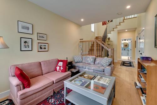 2-935 Borden Avenue, Kelowna, BC - Indoor Photo Showing Living Room