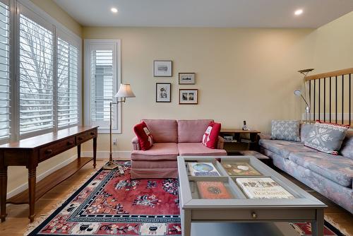 2-935 Borden Avenue, Kelowna, BC - Indoor Photo Showing Living Room