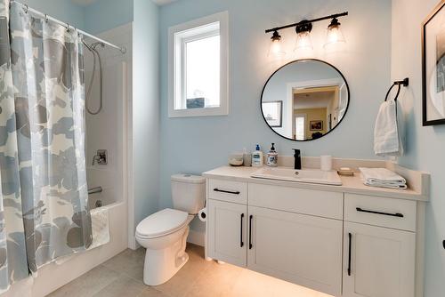 2-935 Borden Avenue, Kelowna, BC - Indoor Photo Showing Bathroom