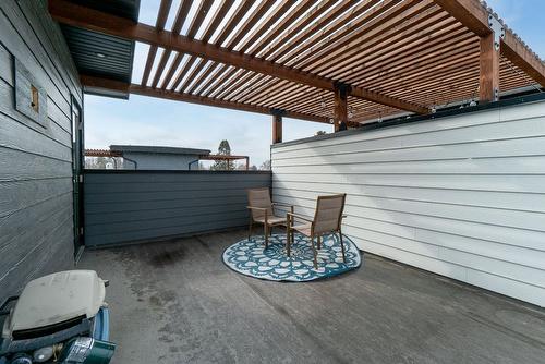 2-935 Borden Avenue, Kelowna, BC - Outdoor With Exterior