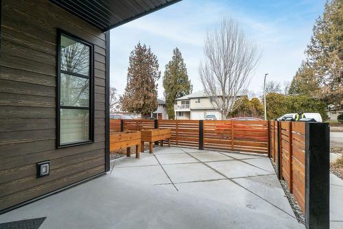 2-935 Borden Avenue, Kelowna, BC - Outdoor With Exterior