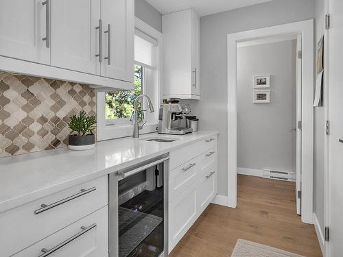 2932 Shannon Lake Road, West Kelowna, BC - Indoor Photo Showing Kitchen