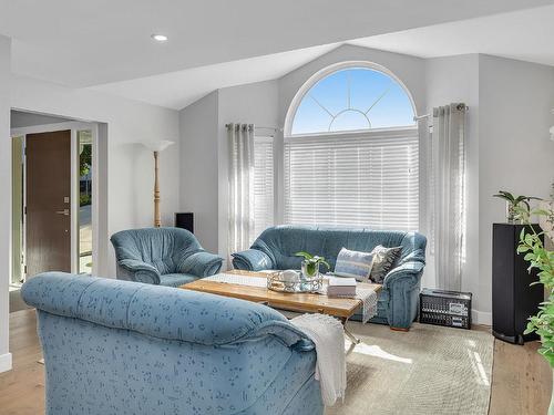 2932 Shannon Lake Road, West Kelowna, BC - Indoor Photo Showing Living Room