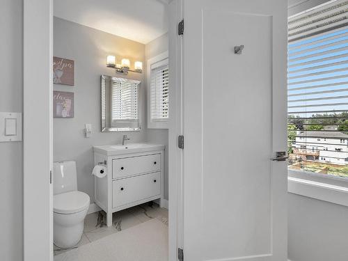 2932 Shannon Lake Road, West Kelowna, BC - Indoor Photo Showing Bathroom