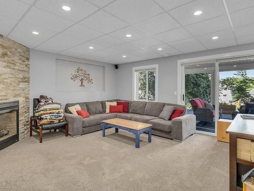 2932 Shannon Lake Road, West Kelowna, BC - Indoor Photo Showing Living Room With Fireplace