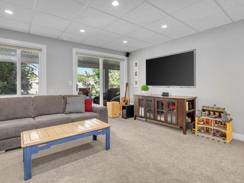 2932 Shannon Lake Road, West Kelowna, BC - Indoor Photo Showing Living Room