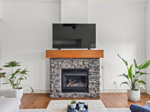 3200 Vineyard View Drive, West Kelowna, BC - Indoor Photo Showing Living Room With Fireplace