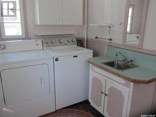 122 1St Street W, Leoville, SK - Indoor Photo Showing Laundry Room