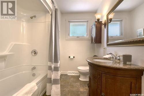 1050 13Th Avenue Nw, Moose Jaw, SK - Indoor Photo Showing Bathroom