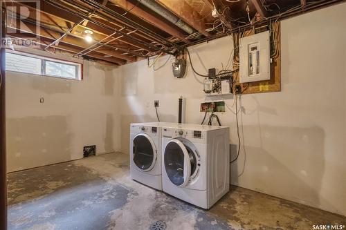 1050 13Th Avenue Nw, Moose Jaw, SK - Indoor Photo Showing Laundry Room