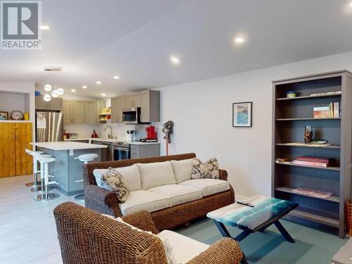 3465 Oak Street, Texada Island, BC - Indoor Photo Showing Living Room