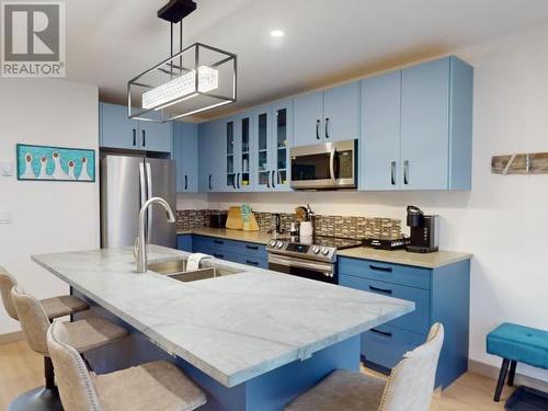 3465 Oak Street, Texada Island, BC - Indoor Photo Showing Kitchen With Double Sink With Upgraded Kitchen