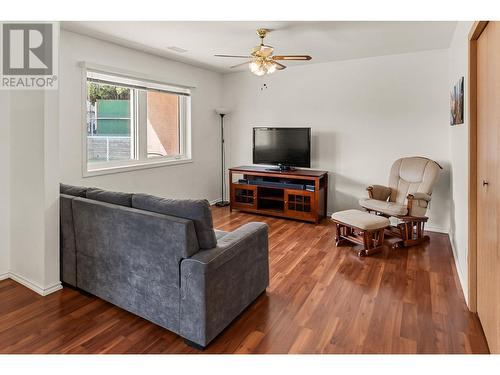 1531 Lawrence Avenue, Kelowna, BC - Indoor Photo Showing Living Room