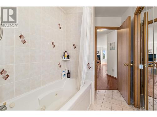 1531 Lawrence Avenue, Kelowna, BC - Indoor Photo Showing Bathroom