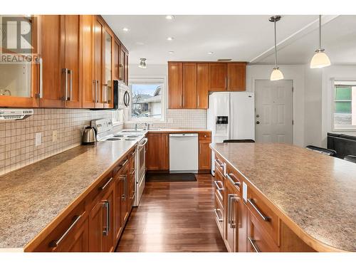 1531 Lawrence Avenue, Kelowna, BC - Indoor Photo Showing Kitchen With Double Sink